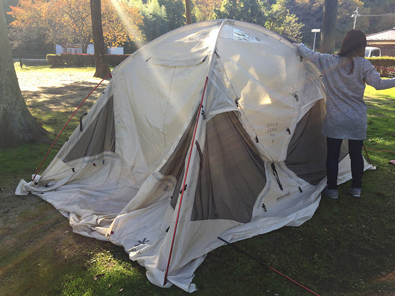ドックドーム Pro.6 アイボリーの初張り | CAMP*SITE