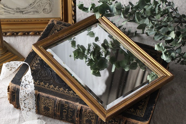 小ぶりなサイズで置き場所を選ばないミラー（鏡） フランス