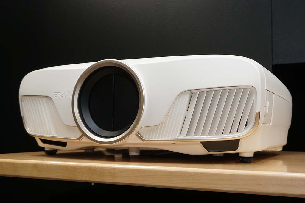 エプソン、4K/HDR対応で30万円台のプロジェクタ「EH-TW8300」。レンズ