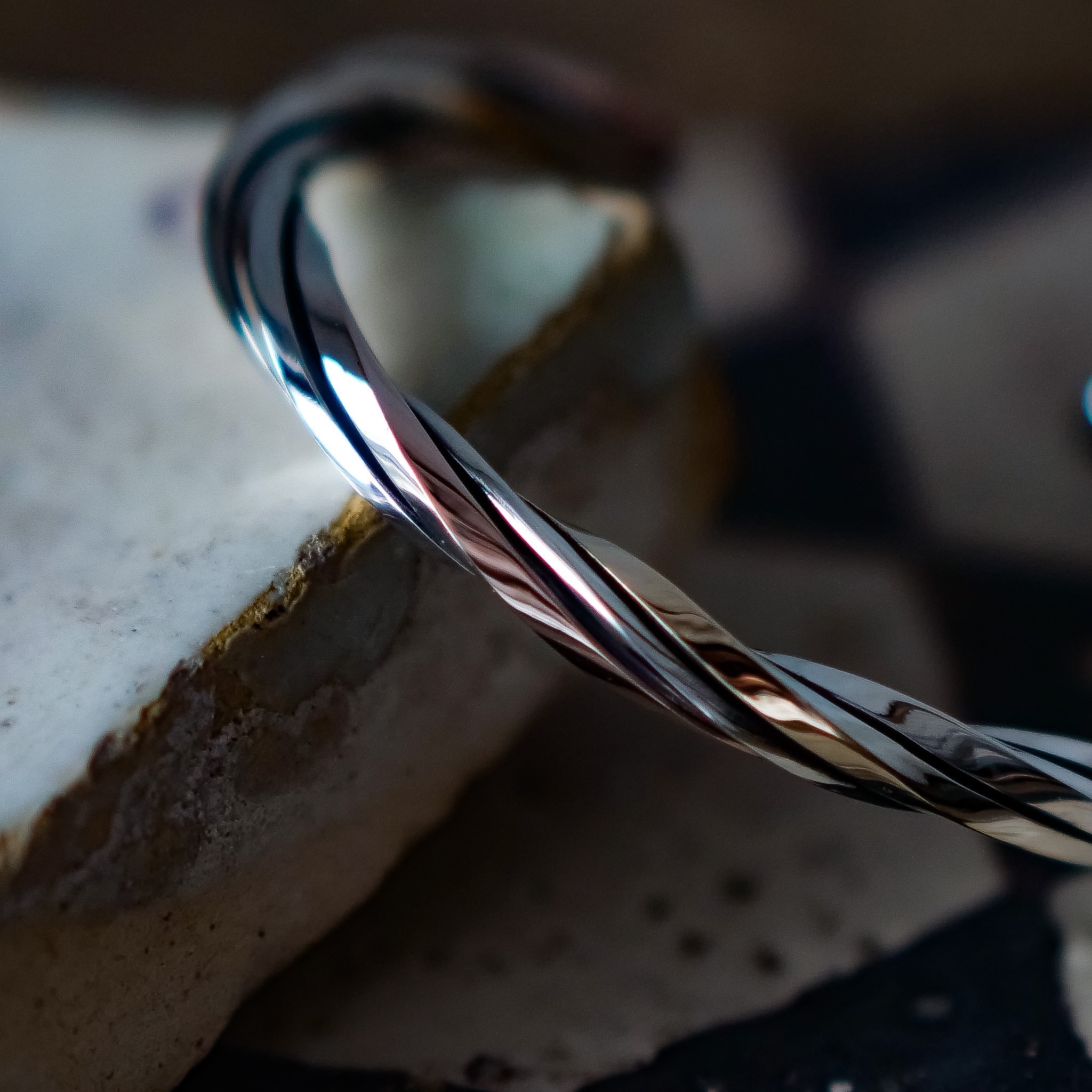 市松 – NATIVE – ⁡ K14×silver 3カラータガネねじりバングル ⁡ | Belluria