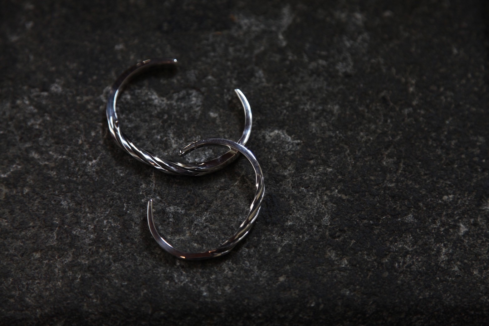 市松 – NATIVE – ⁡ silver tagane nejiri plain bangle | Belluria