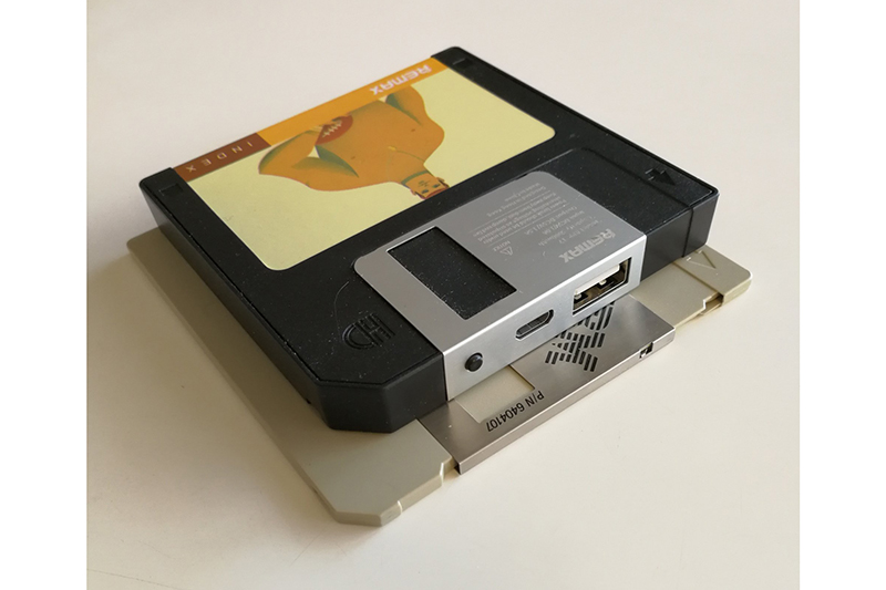 懐かしいフロッピーディスク型のモバイルバッテリー - ケータイ Watch