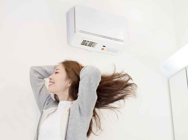 山善、ドライヤーにもなる壁掛け式ヒーター「脱衣所温風ヒーター