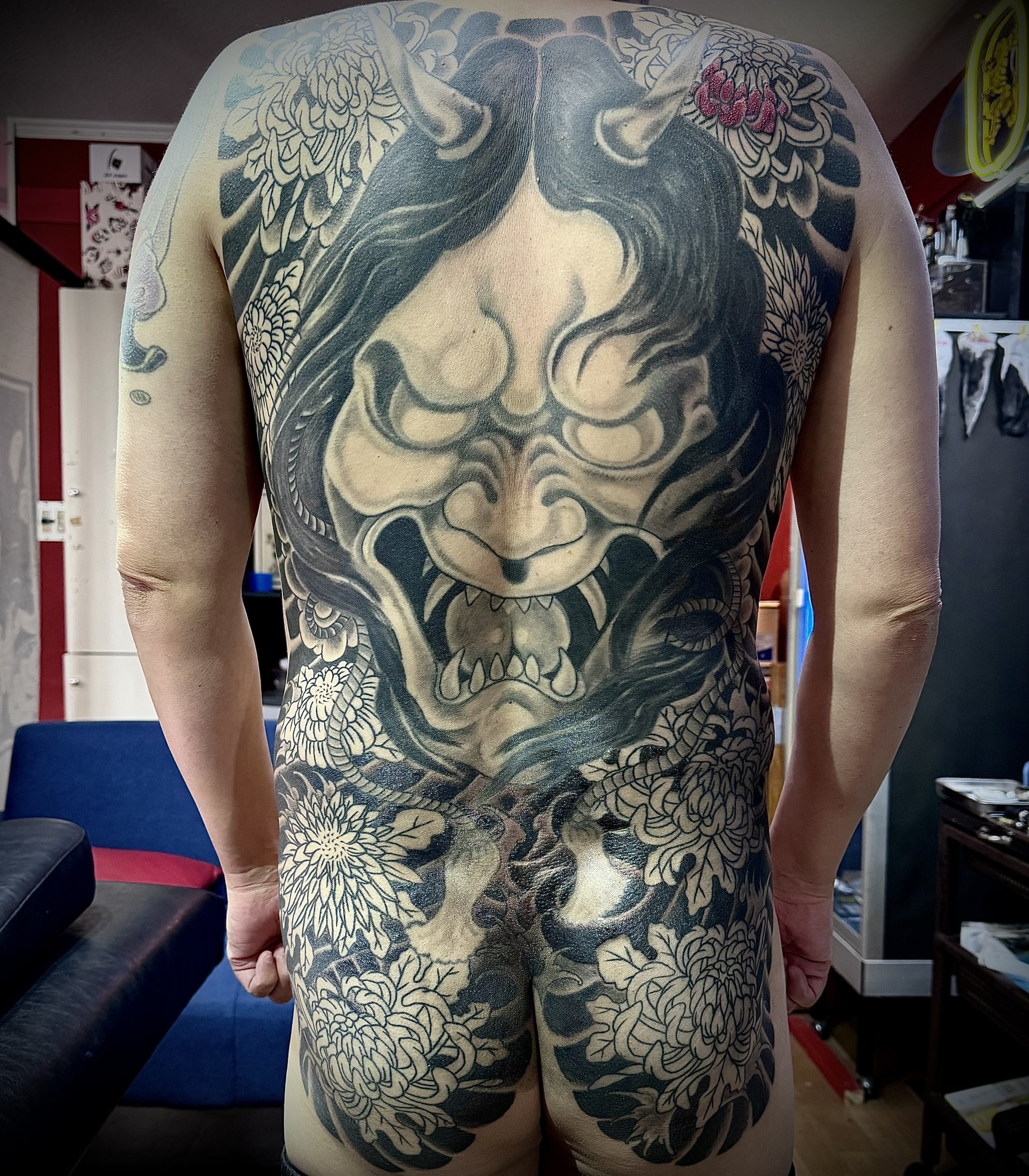 手彫り 般若と菊 | 彫静 TATTOO STUDIO HORISEI 山梨 JAPAN