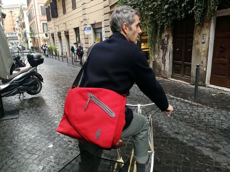 MADE IN ITALY ずり落ちないメッセンジャーバッグ レッド – Makuake STORE