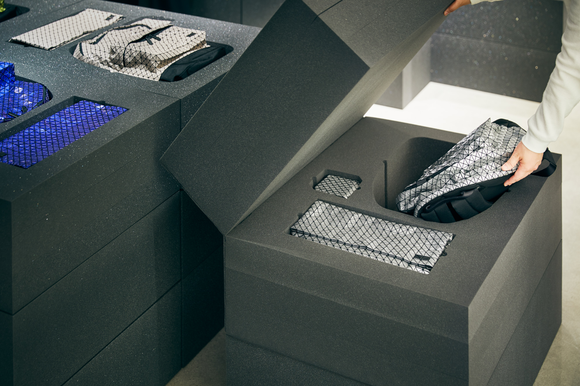 BAO BAO ISSEY MIYAKE KURO SERIES | Schemata Architects / Jo Nagasaka