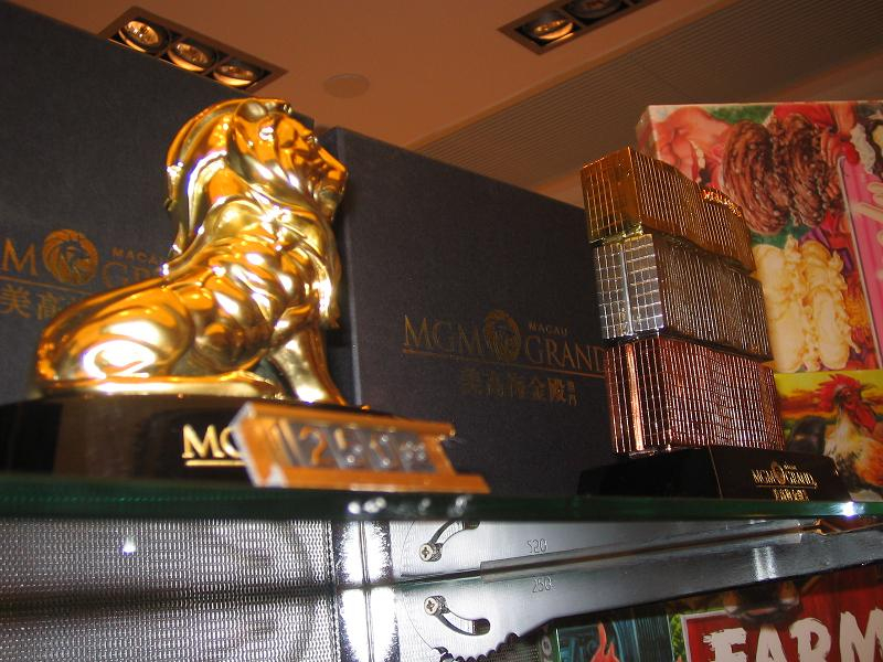 マカオ観光ブログ : ホテルのオリジナルグッズはこんな感じです。【MGM編】
