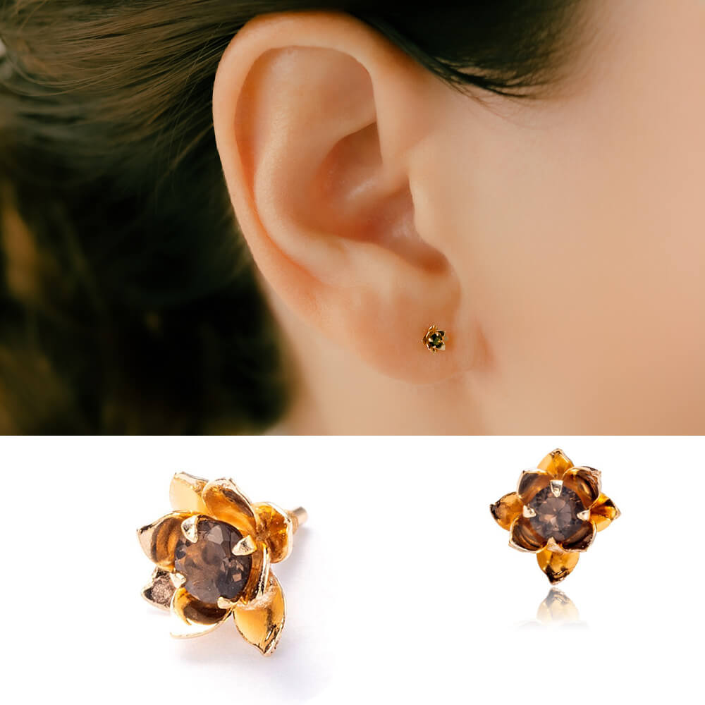 スモーキークォーツの軟骨ピアス│小さめの可愛らしいフラワーデザイン