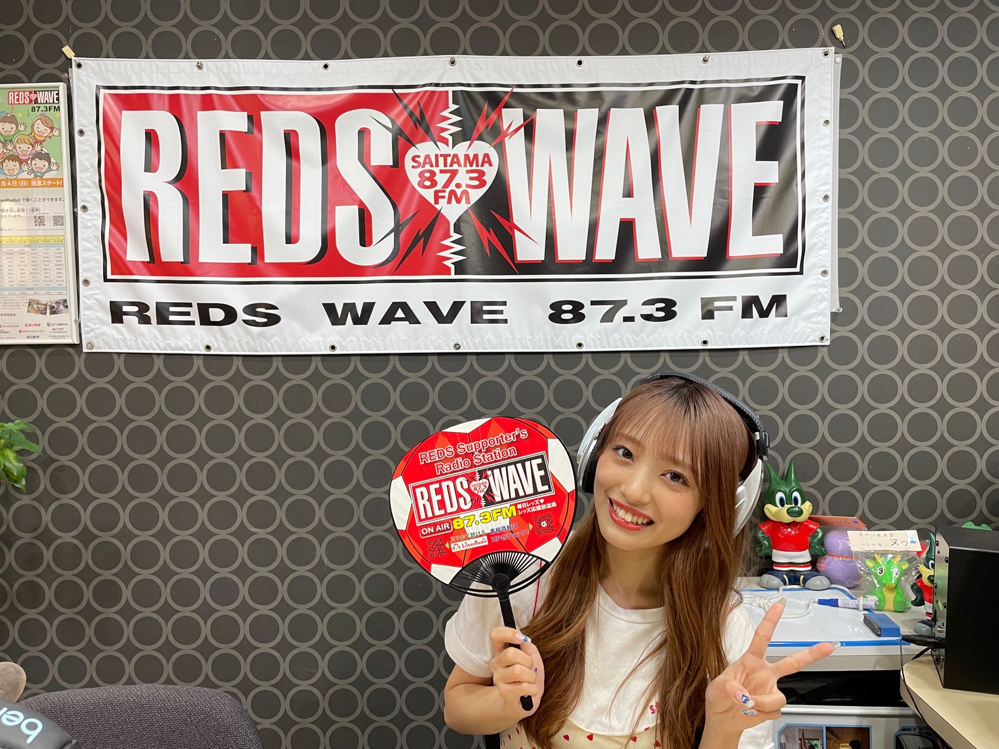 AKB48・向井地美音ファースト写真集のPRに来局♪ | redswave