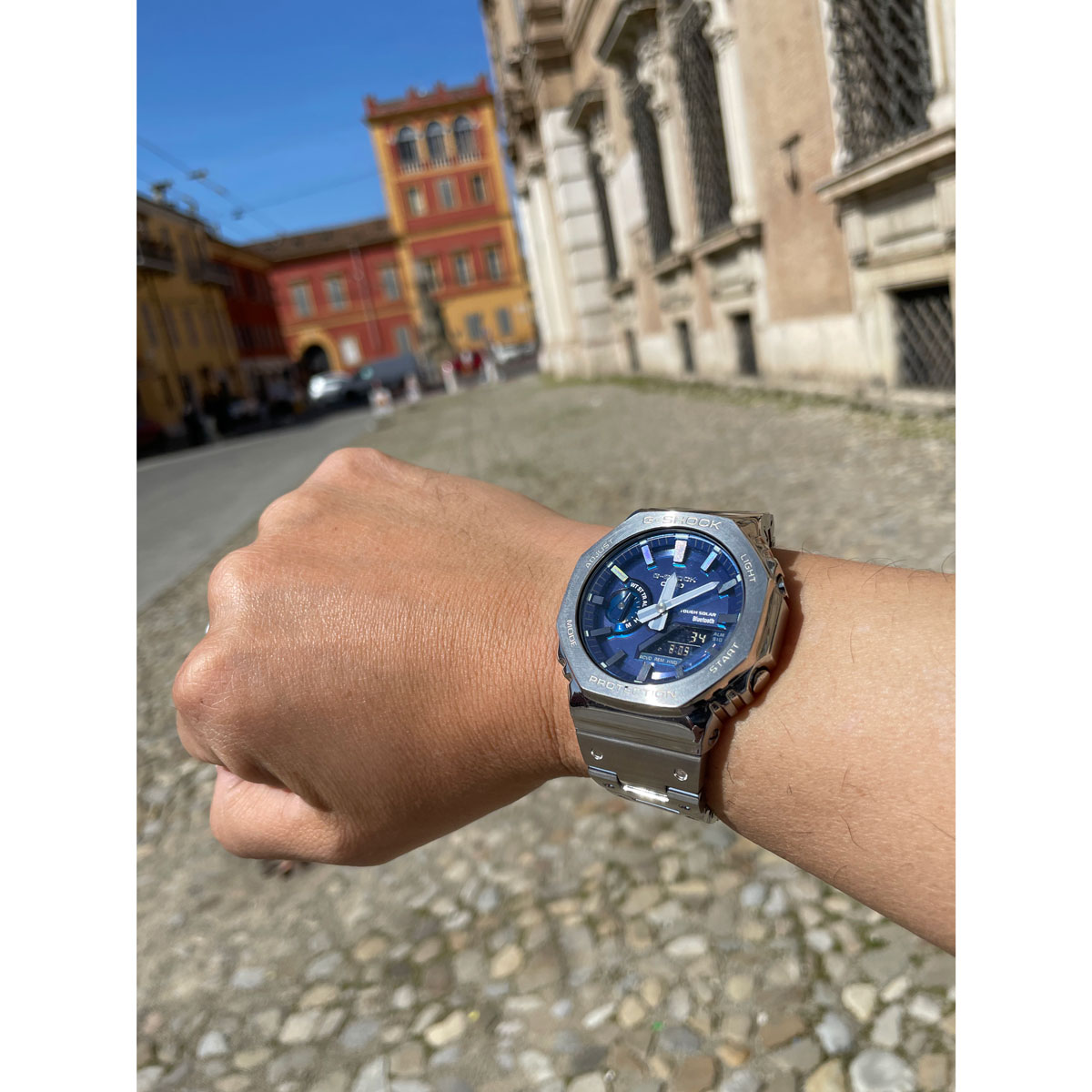 G-SHOCKの2024年最新作！ フルメタル「GM-B2100AD-2AJF」を着用