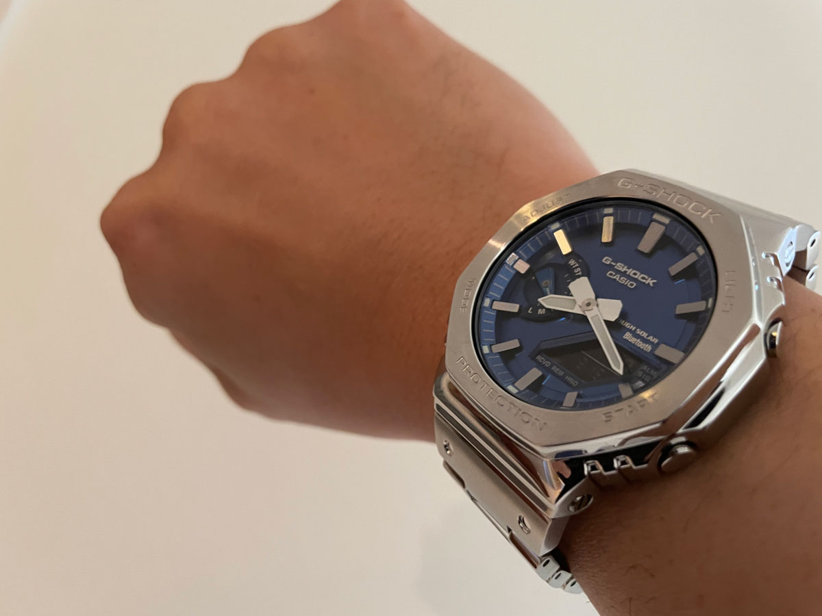 G-SHOCKの2024年最新作！ フルメタル「GM-B2100AD-2AJF」を着用
