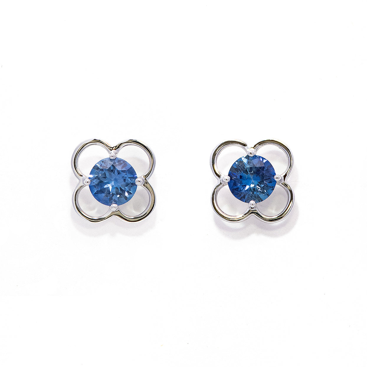 K18WGサファイアピアス 5084B-SAW – iwaiwa jewellery