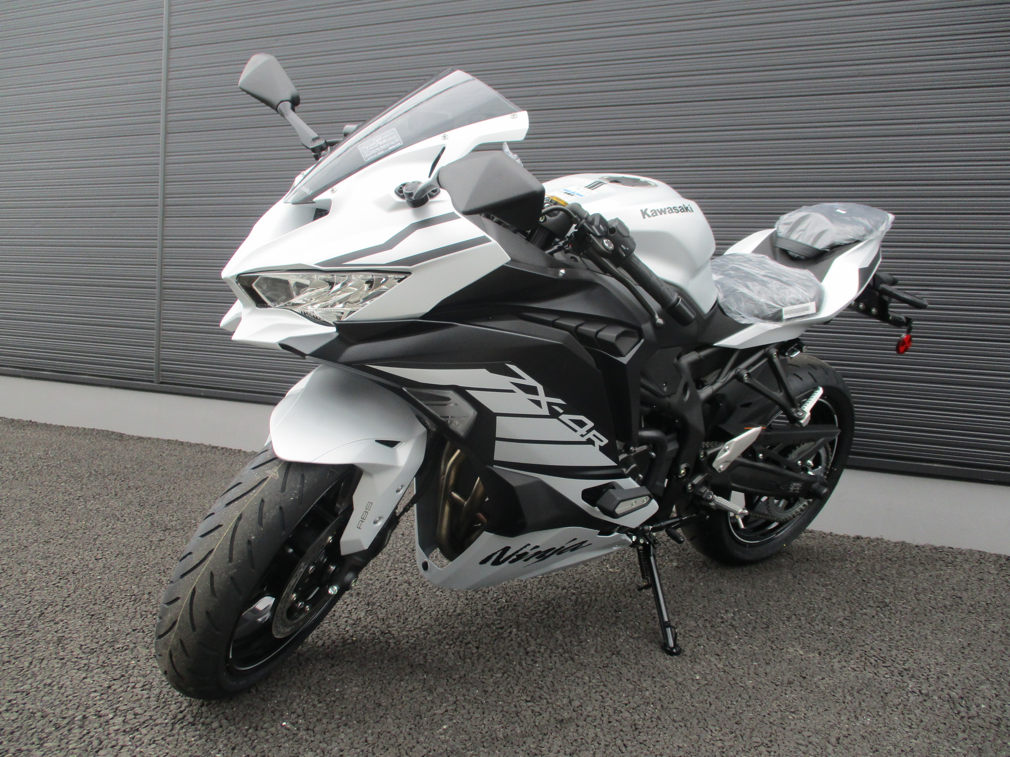 再入荷のお知らせ】Kawasaki ZX-4R SEが再入荷しました！ | モト