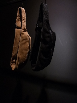 イサムカタヤマ バックラッシュ 180-01 カーフスエード ウエストバッグ