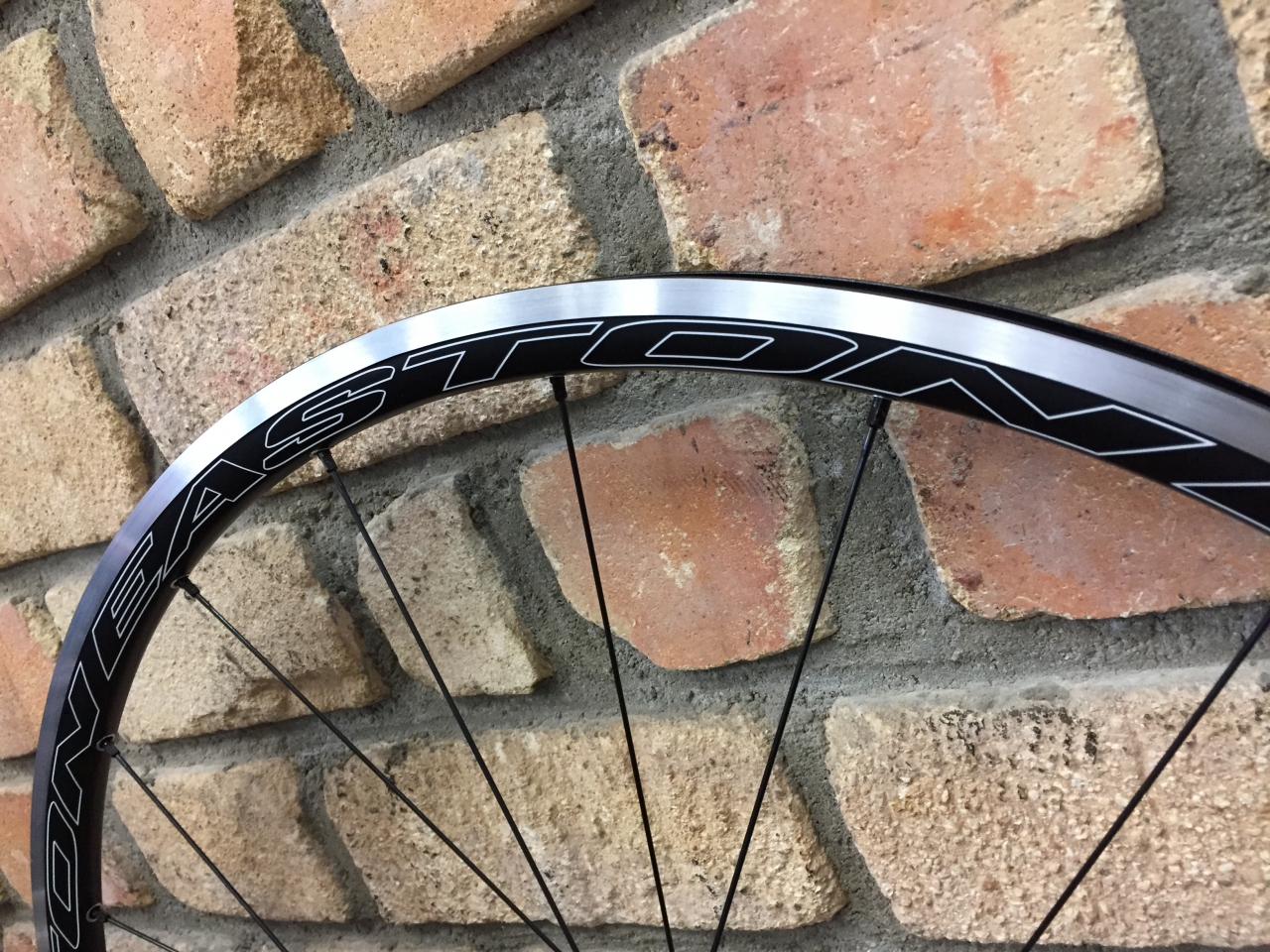 ロードバイクに軽く良く回るアルミホイールです。EASTON EA90 SLX