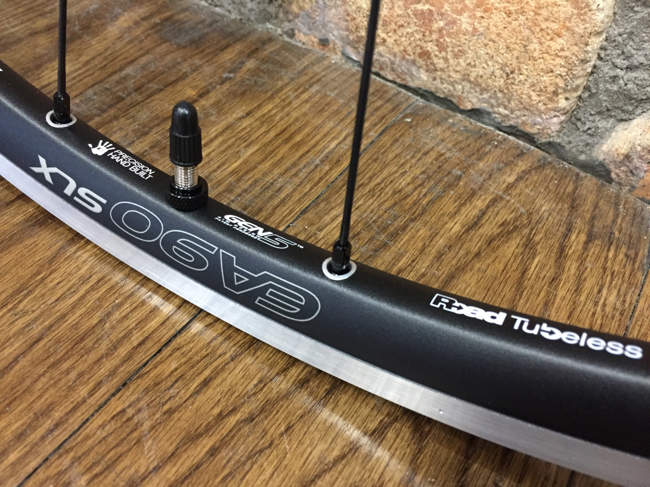 ロードバイクに軽く良く回るアルミホイールです。EASTON EA90 SLX