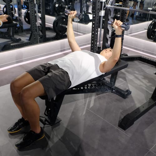 ダンベルプレス」の正しいやり方・フォームや効果！ベンチでの筋トレ法