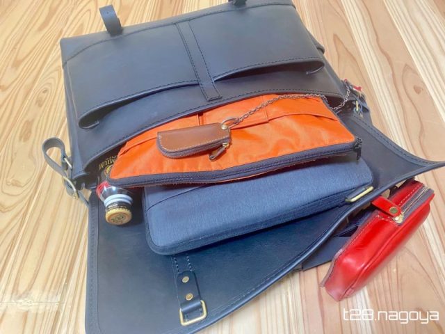 HERZ(ヘルツ)】メッセンジャーバッグは、大きめの革製できれいめなので