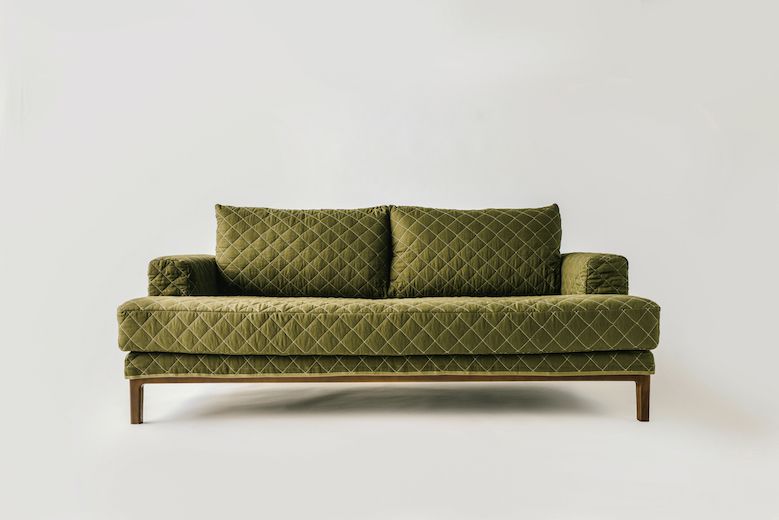 商品化まで2年、渾身のキルトブランケットソファ 「JFK SOFA」誕生