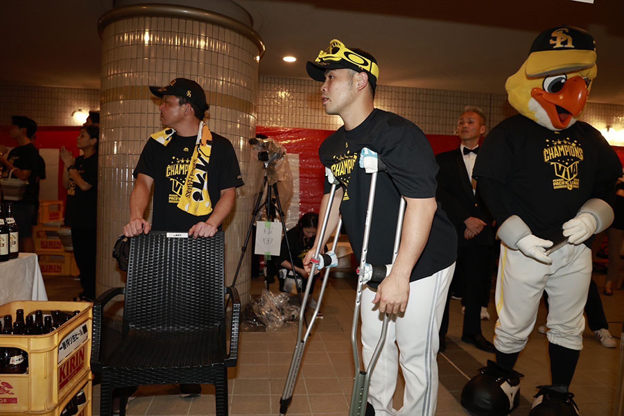 ビールかけは「2本で帰った」 近藤健介が示した