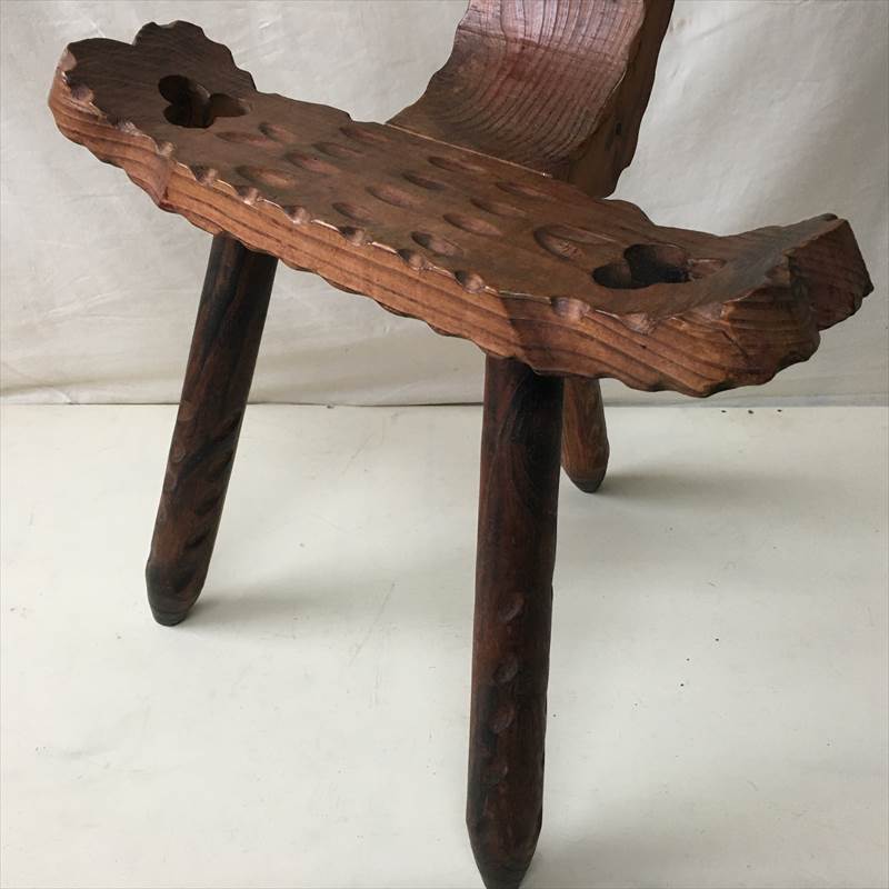 素朴で温かみのある木彫りのシェファードチェア 高80×幅48.5×奥38cm