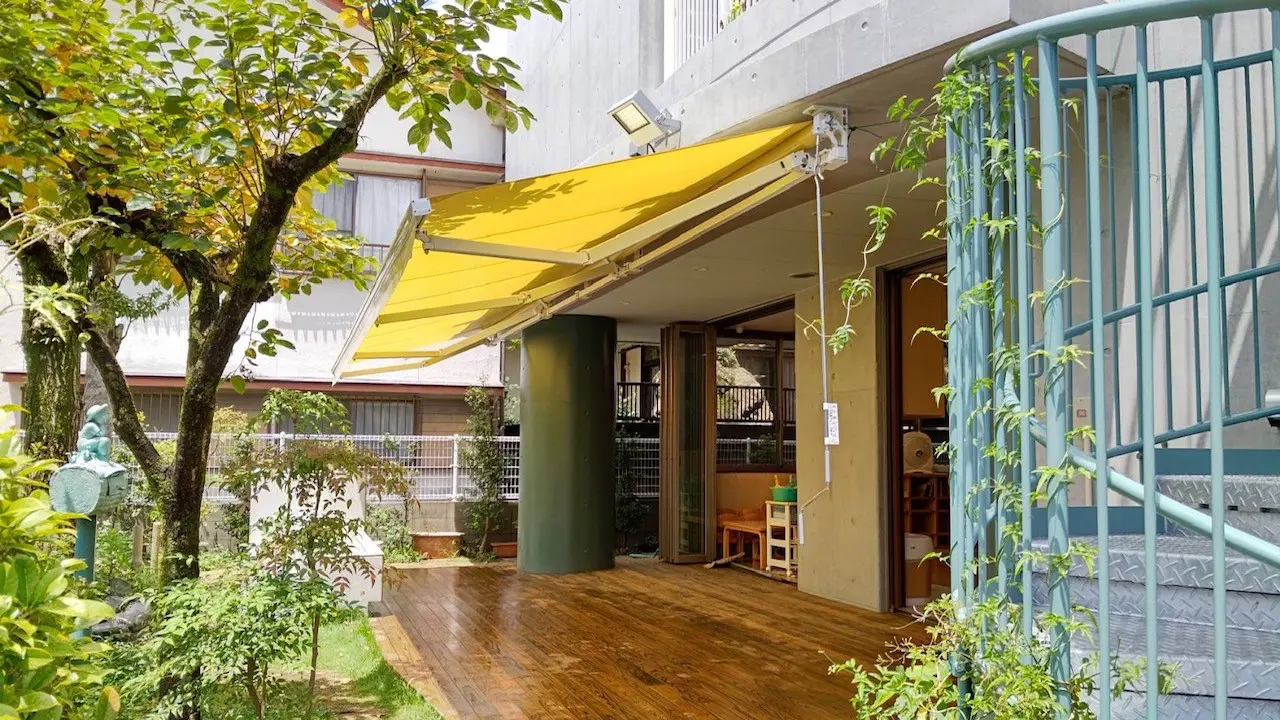 雨よけ対策としてのオーニング事例とメンテナンス方法を解説