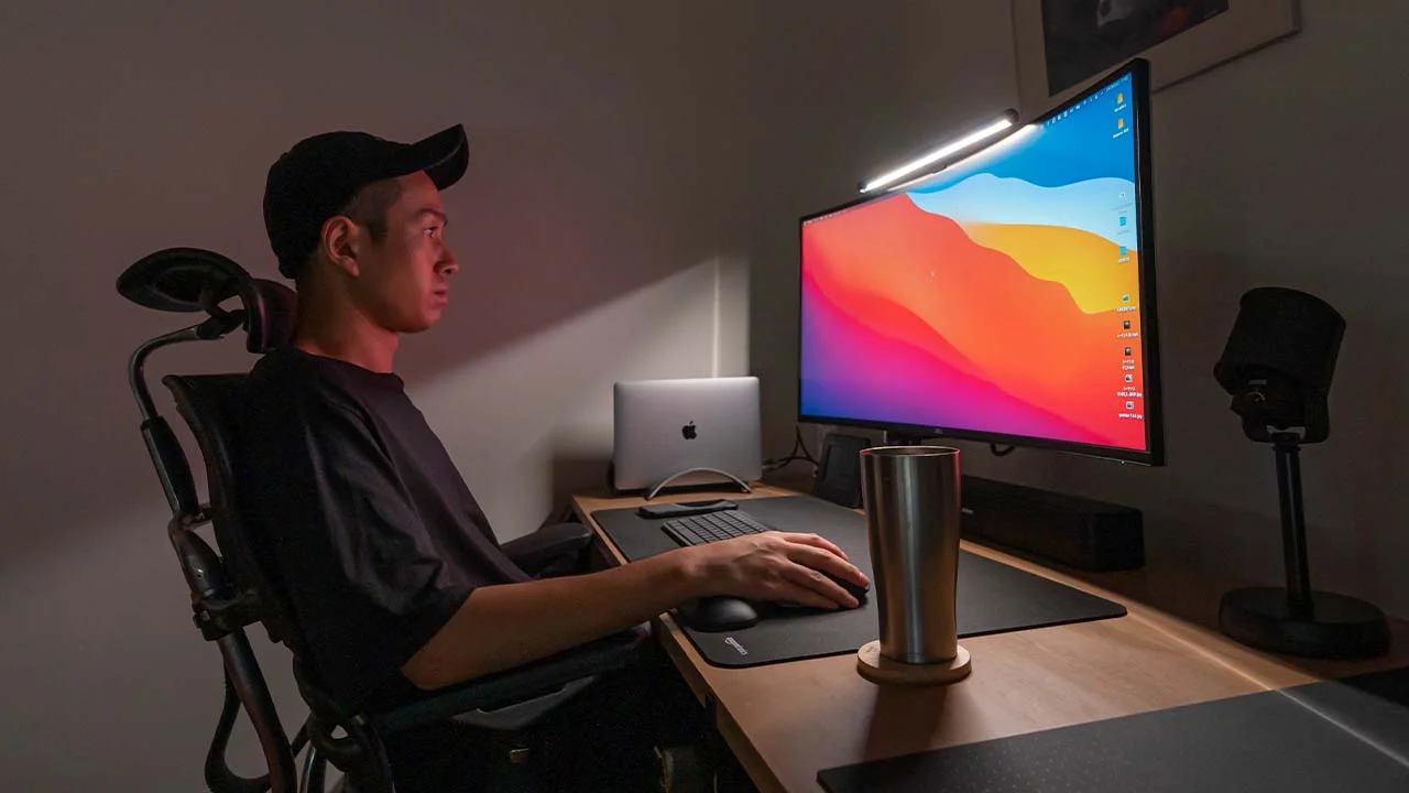 BENQ ScreenBarレビュー！スクリーンバーを6ヶ月間使った感想