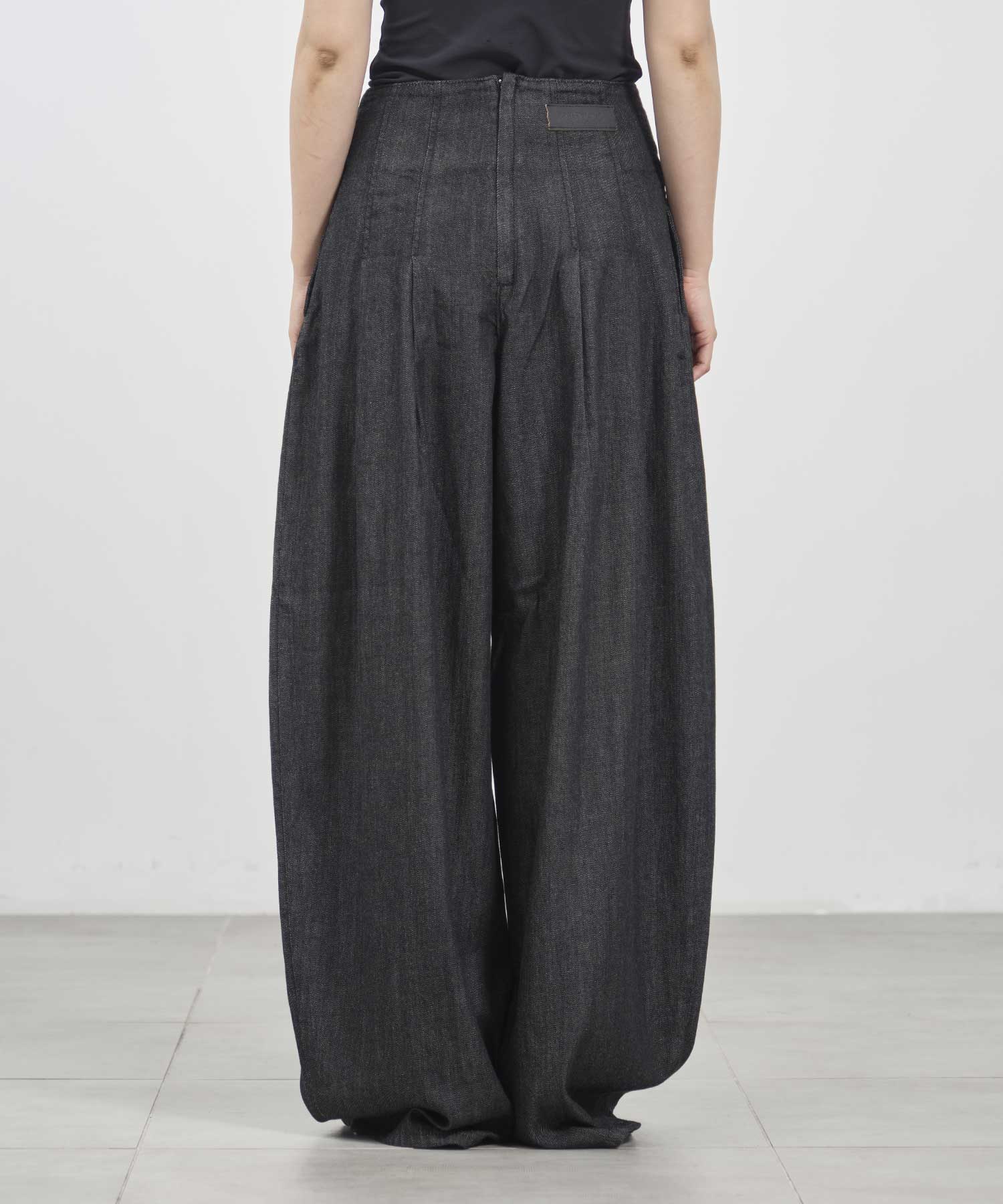 Pleated wide-legged jeans｜FETICO（フェティコ）公式通販｜THE TOKYO