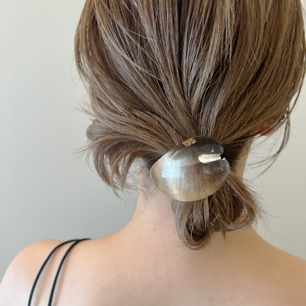 アクリリック ラージ ティアドロップポニー ウィズ アイコン | THE