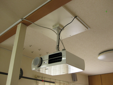 スクリーンの取り付け補強の様子 | プロジェクタースクリーン専門店