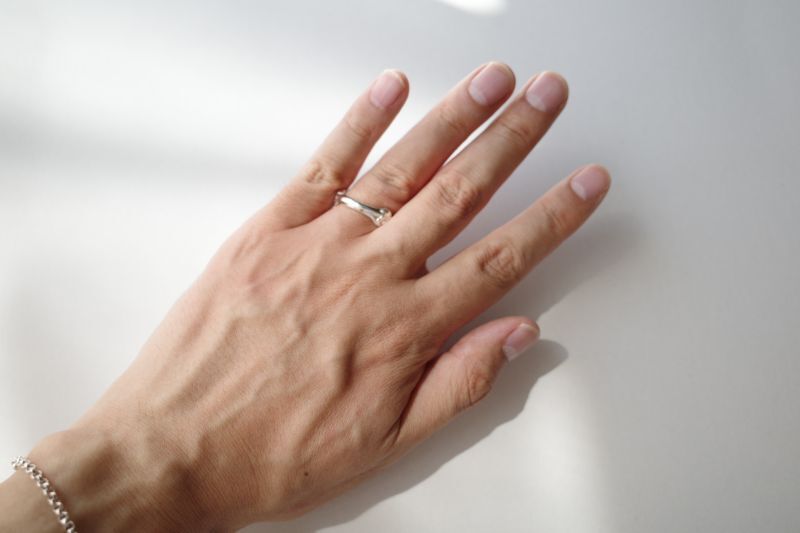 TAKAHIROMIYASHITATheSoloist. bone shaped band ring. - tity