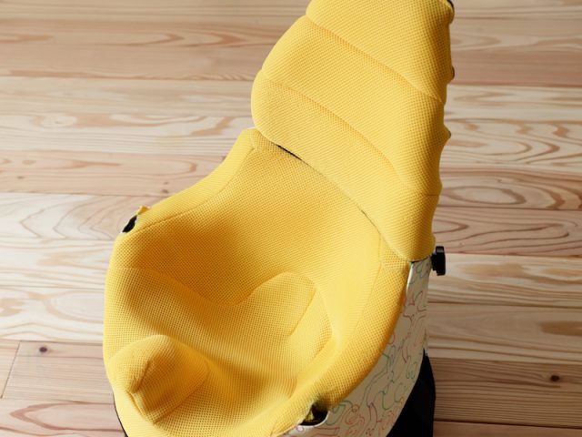 不安定な姿勢でも無理なくサポート。どこでも使える軽量級です