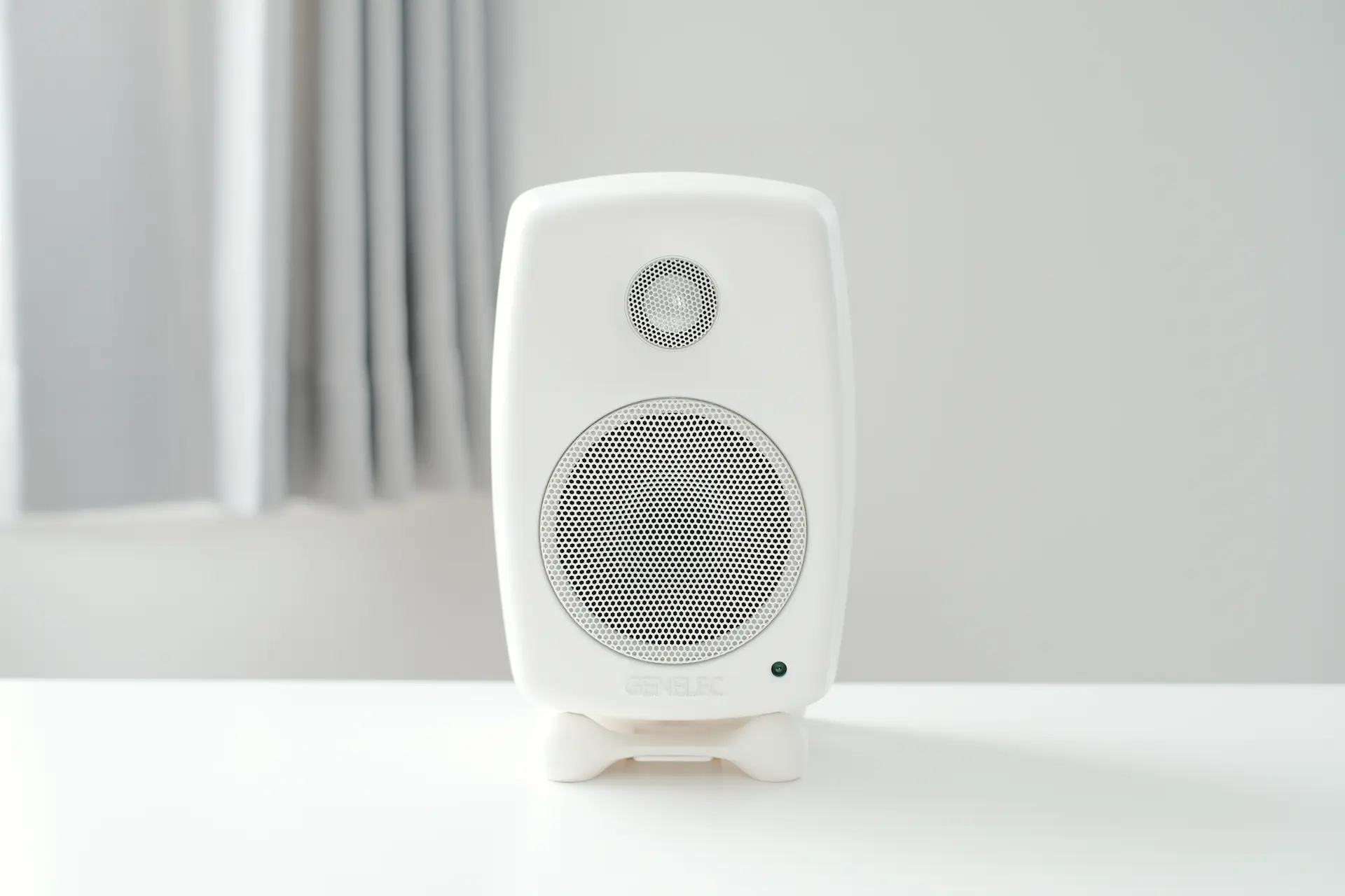 GENELEC 8010A』レビュー｜最高の音を奏でるミニマルデザインな小型