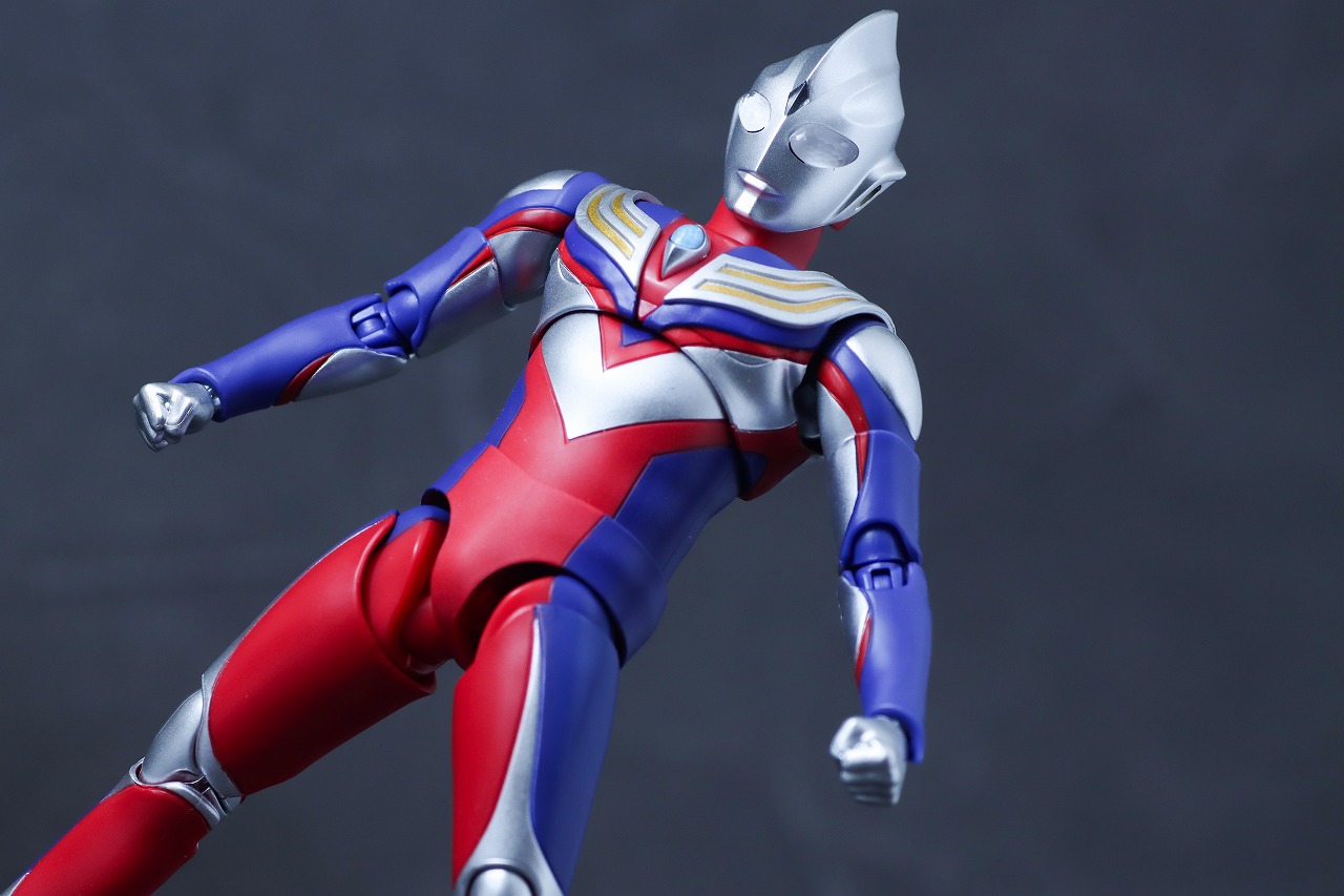 S.H.フィギュアーツ 仮面ライダークウガ マイティフォーム（『仮面