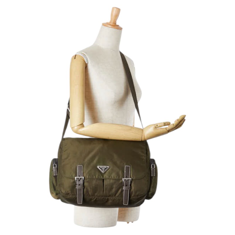 プラダ PRADA メッセンジャーバッグ 三角ロゴ フラップ カーキ 斜め