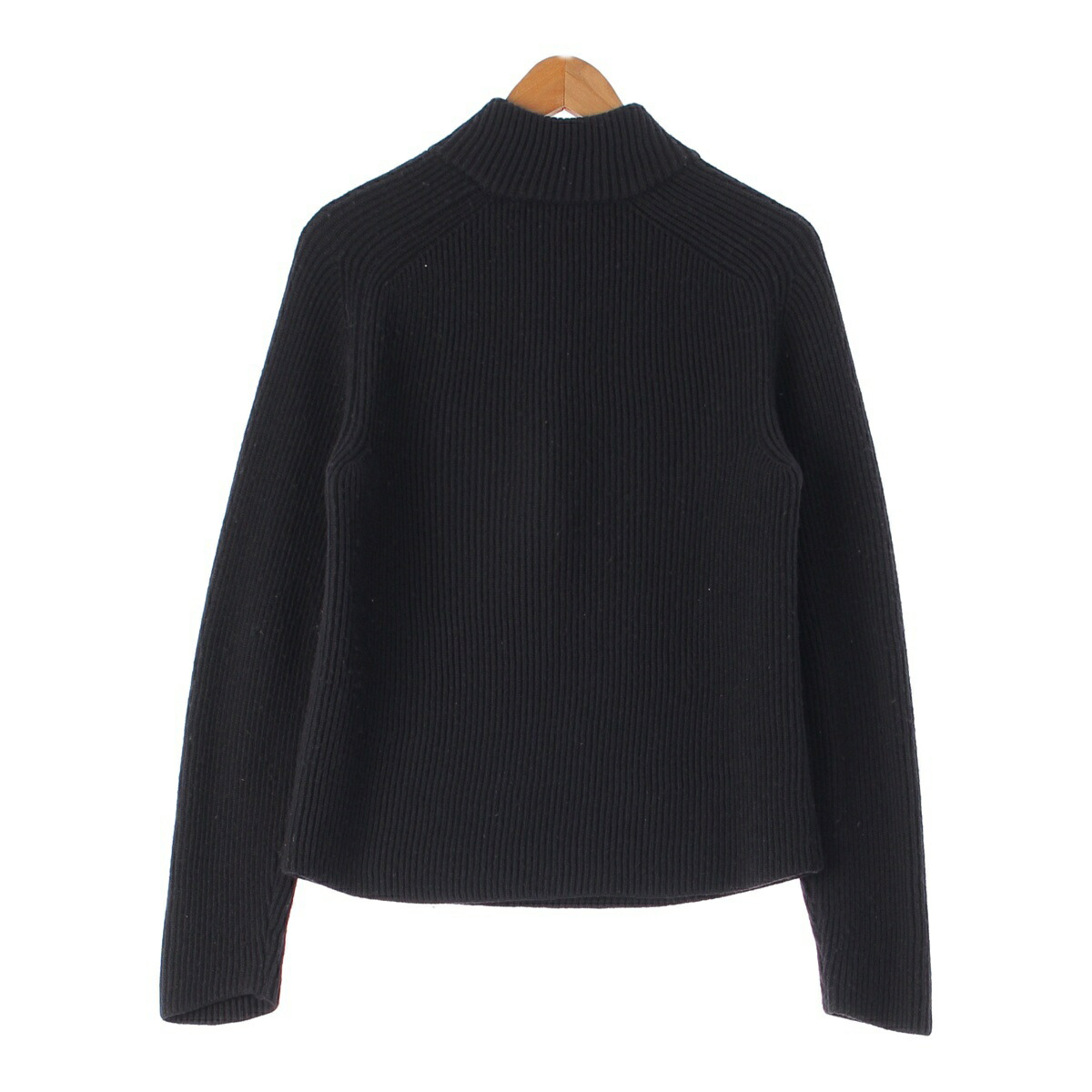 刷新の「グッチ」、継続路線の「トム gucci by tomford 黒ニット