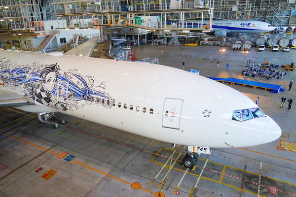 超斬新な「白いANA機」、 実は機内も ”全集中”の特別仕様!? ANA『鬼滅