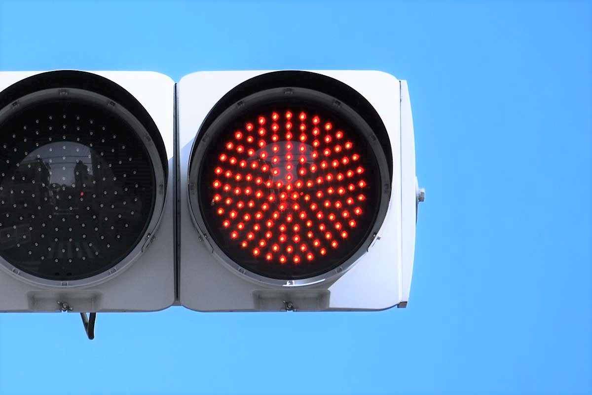 正面信号に従う 赤信号は必ず止まれ」看板 当たり前すぎでは…？ 警察に