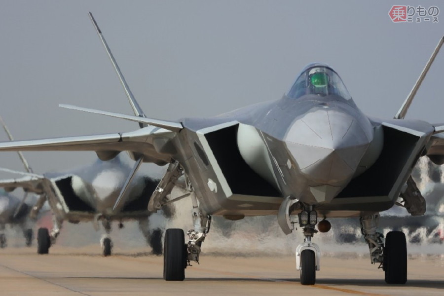 中国の大型ステルス戦闘機に世界初の仕様デビュー！ 驚きの使い方を