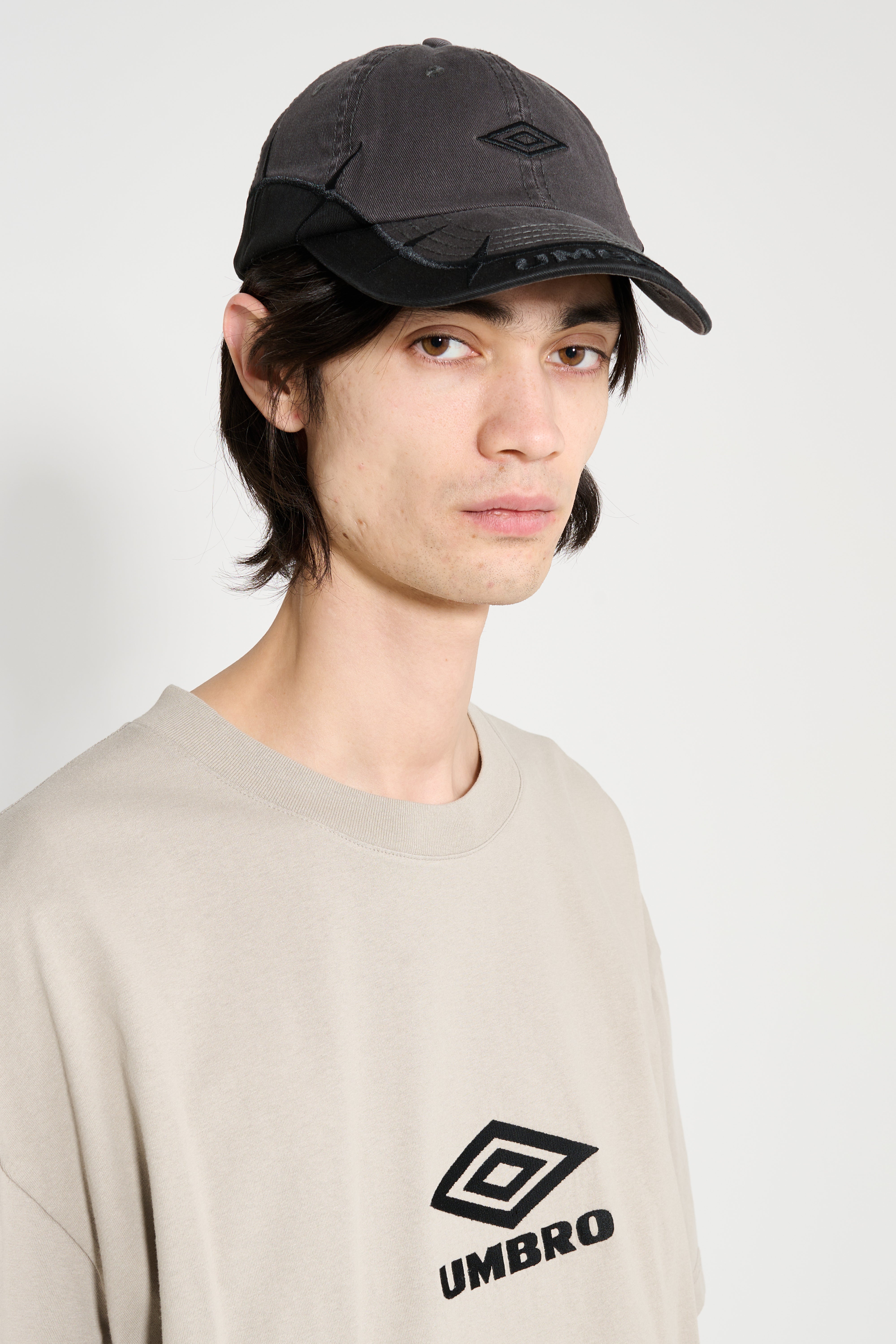 Umbro Spikes Cap Anthracite – Très Bien