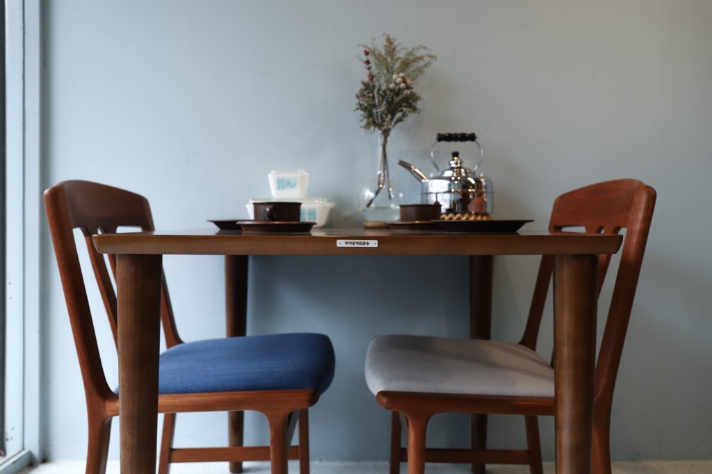 昭和レトロ カリモク 木製ダイニングテーブル 正方形 ビンテージ