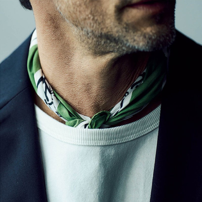 ブレザーのこなれ度アップなスカーフテクニック | メンズファッション