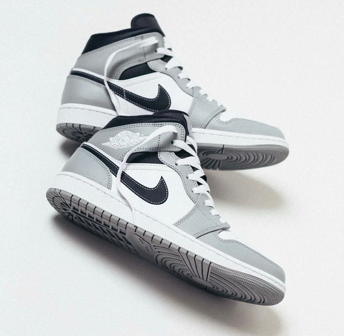 Nike Air Jordan 1 Mid “Light Smoke Grey”が国内5月21日/5月23日に