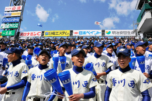 asahi.com（朝日新聞社）：高校野球「香川西スタンド「被災地に元気