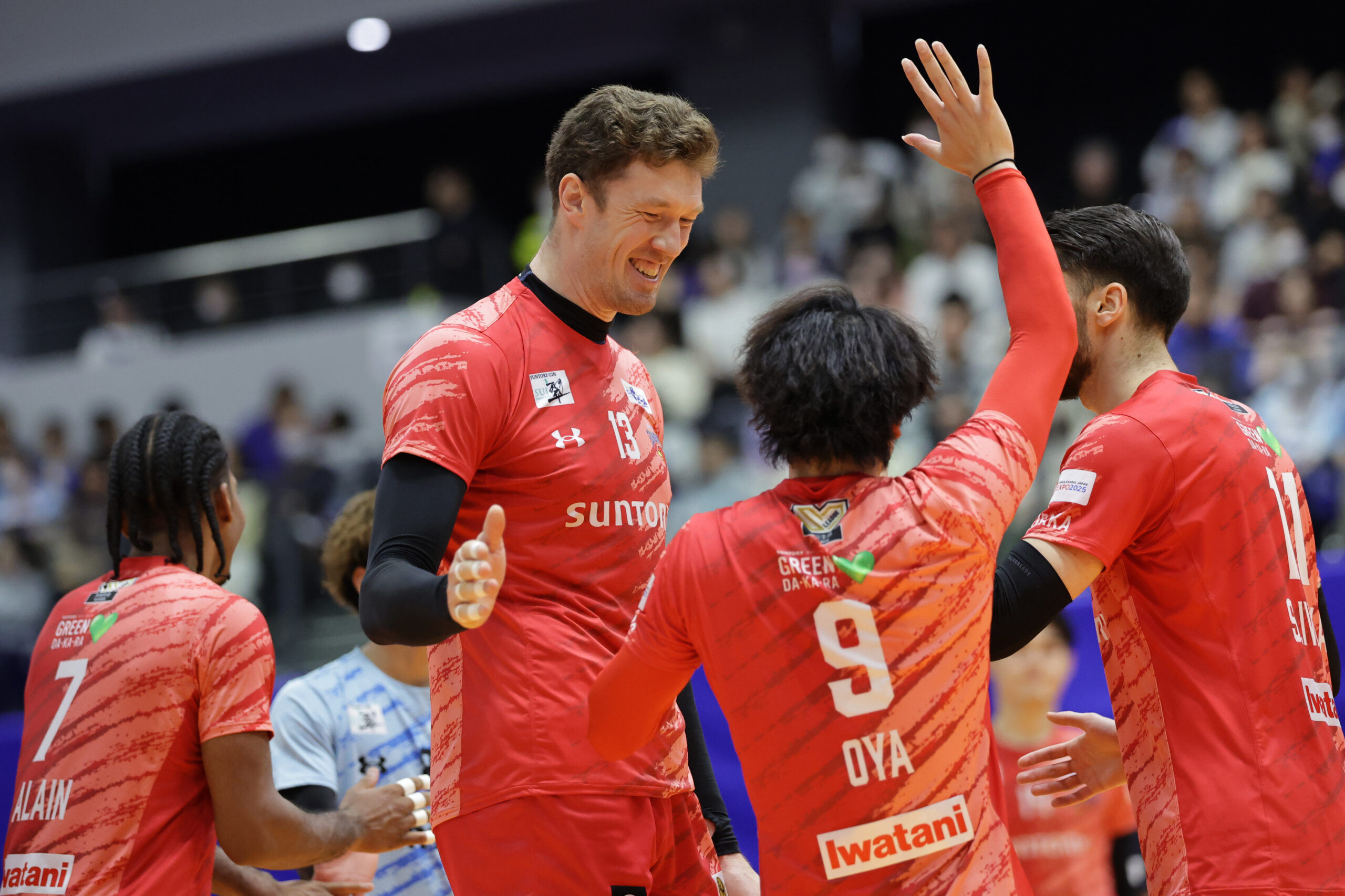 サーブとブロックで終始優位に立ったサントリーがSTINGS愛知を