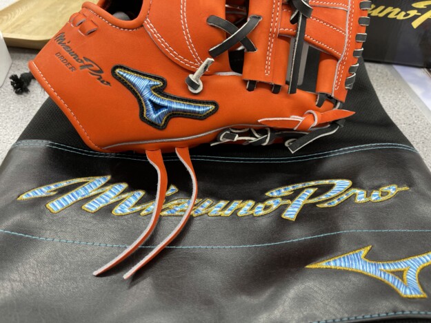 今年のミズノプロ・オーダーグラブがラベルカラーが選べます。