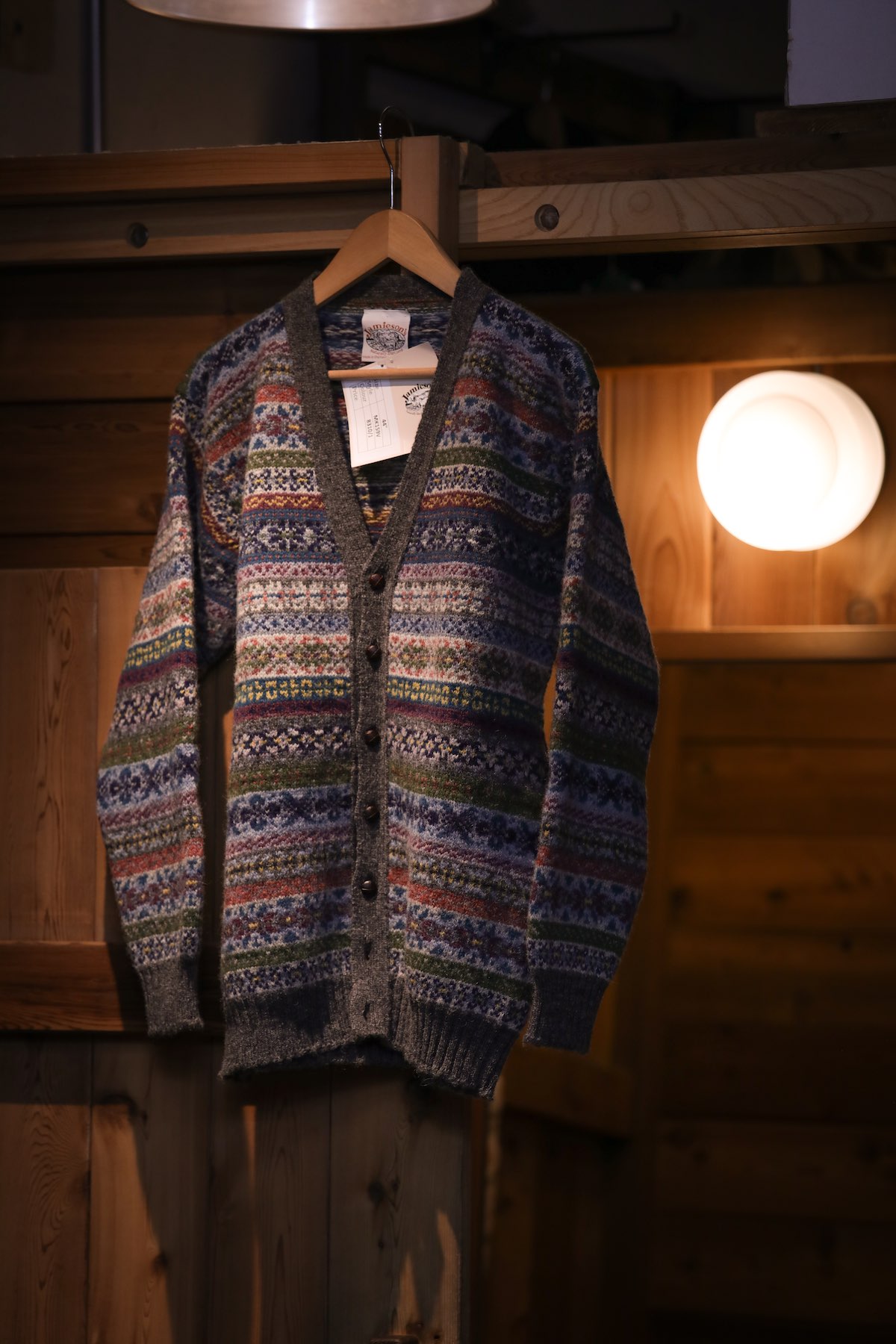 ジャミーソンズの格上フェアアイル柄カーデに、「ロフトマン1981