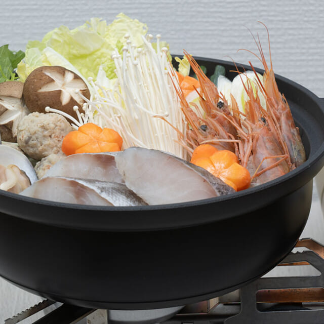 WILD-1」別注のスノーピーク“野宴鍋”で、冬の食卓がもっと楽しくなる