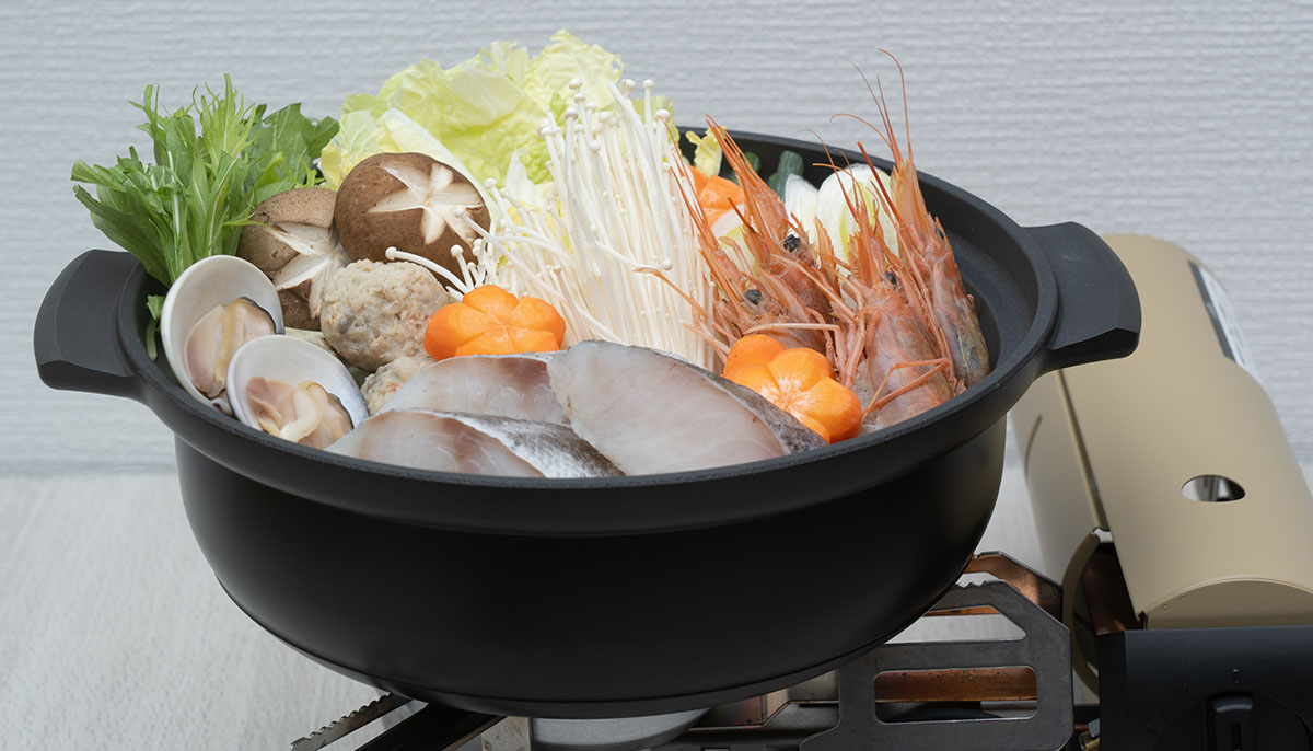 WILD-1」別注のスノーピーク“野宴鍋”で、冬の食卓がもっと楽しくなる