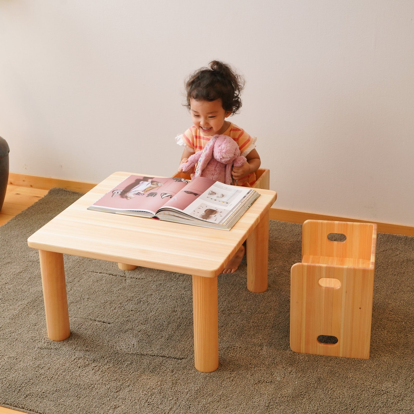 食事にお絵かきにご家庭でも保育園でも活躍するテーブル – なかよし